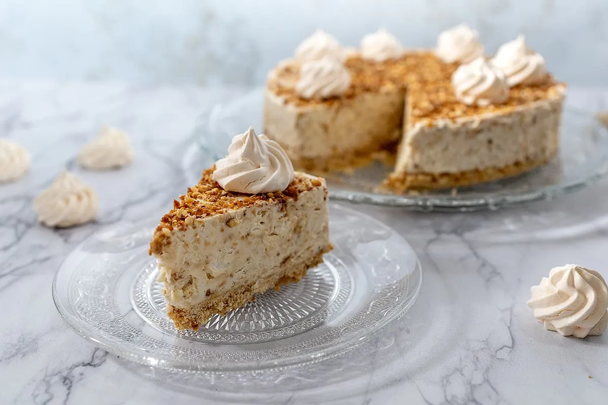 Nougatine ijstaart - mokka ijstaart met meringues en nougatine nootjes
