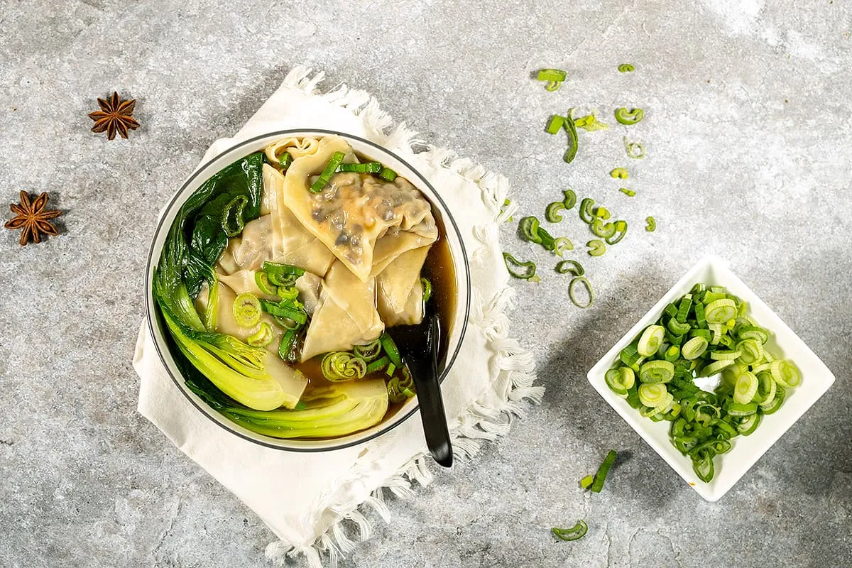 Chinese wontonsoep met zelfgemaakte wontons