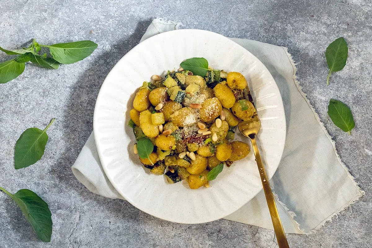 Gnocchi met courgette en pesto - makkelijk éénpansgerecht
