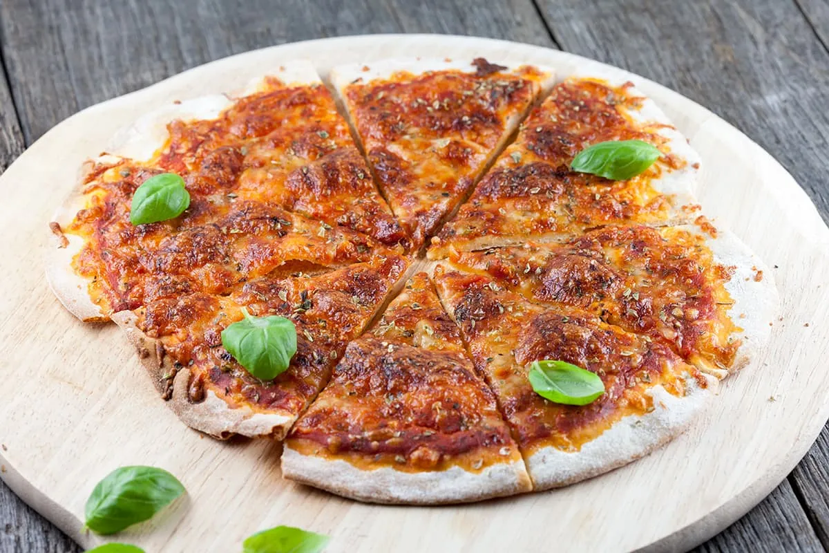 Simpele pizza margherita met zelfgemaakt deeg