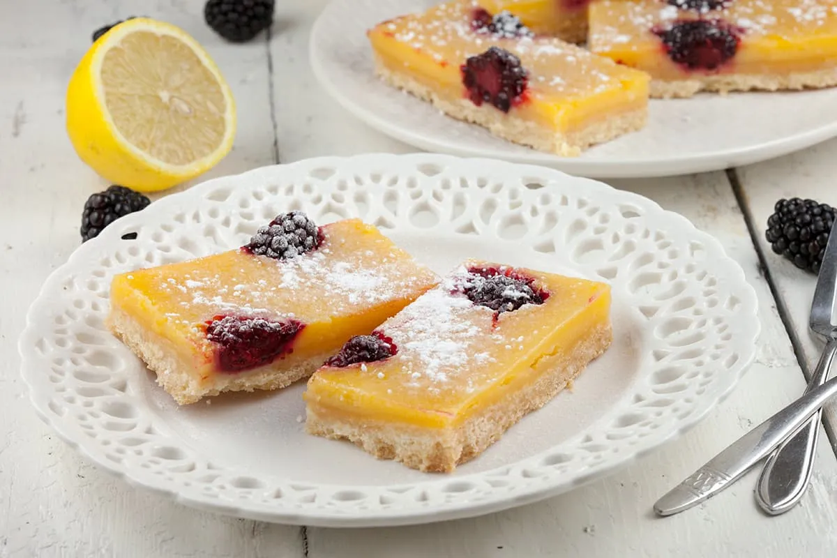 Lemon bars met bramen