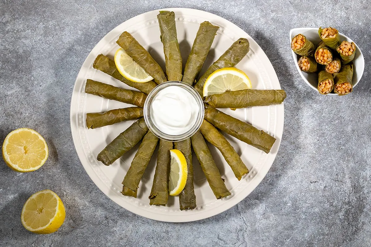 Sarma (Turkse gevulde wijnbladeren) is een vegetarisch hapje met kruidige rijst