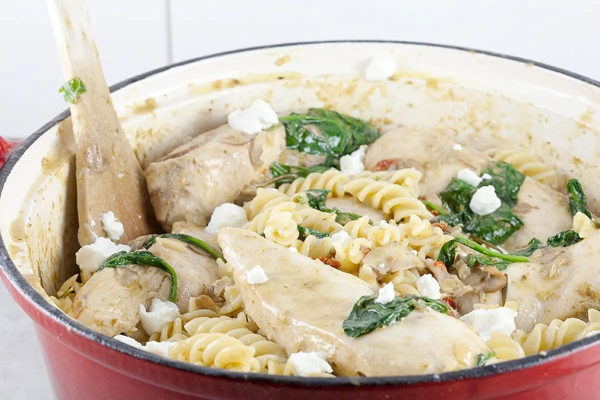 Romige pasta met kip en pesto