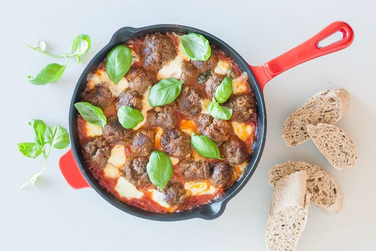 Gehaktballetjes met mozzarella in tomatensaus uit de oven