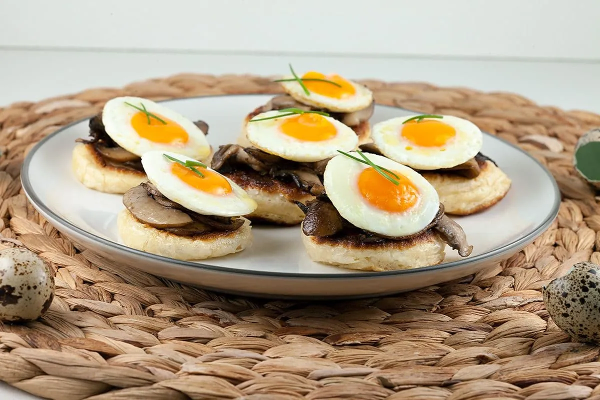 Blini's met kastanjechampignons en kwarteleitjes