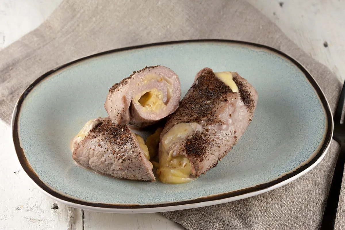 Opgerolde kalfsschnitzel met komijnekaas