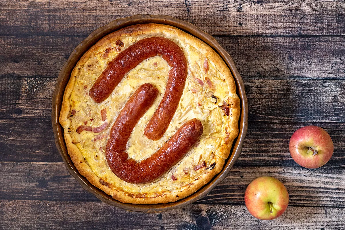 Zuurkoolquiche met rookworst, spekjes en appel