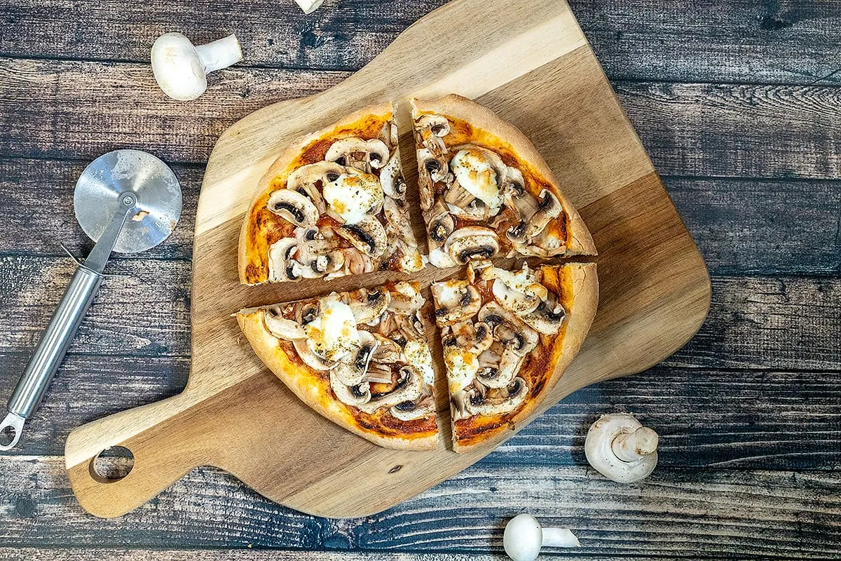 Goed gevulde pizza funghi (pizza met champignons)