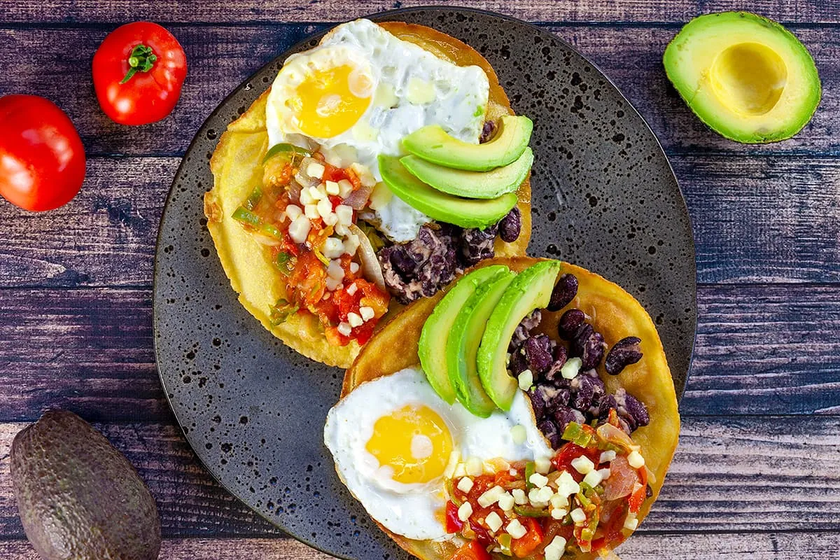 Huevos rancheros (Mexicaans ontbijt met eieren en bonen)