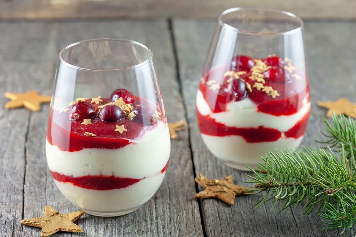 Witte chocolademousse met rood fruit