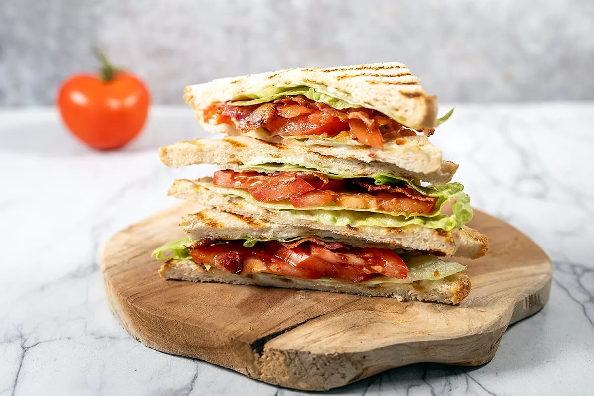 BLT sandwich: bacon, sla en tomaat