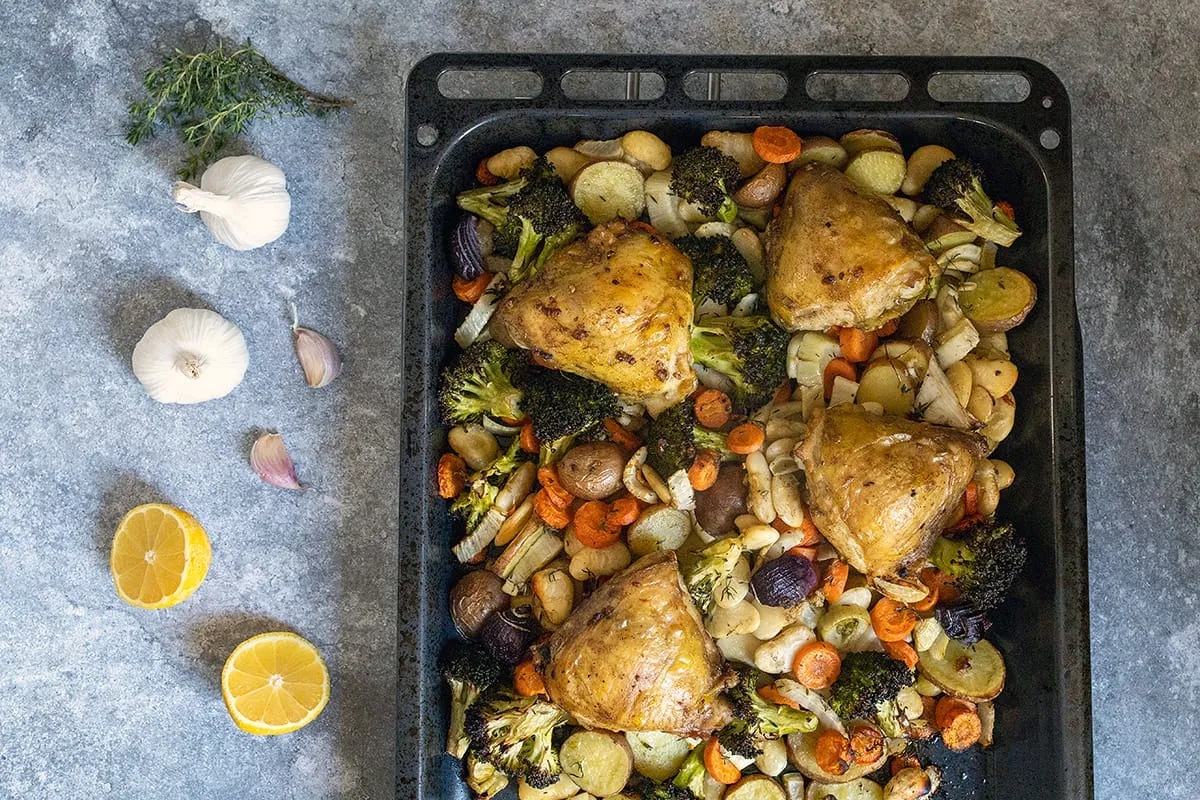 Traybake met kippendijen en limabonen