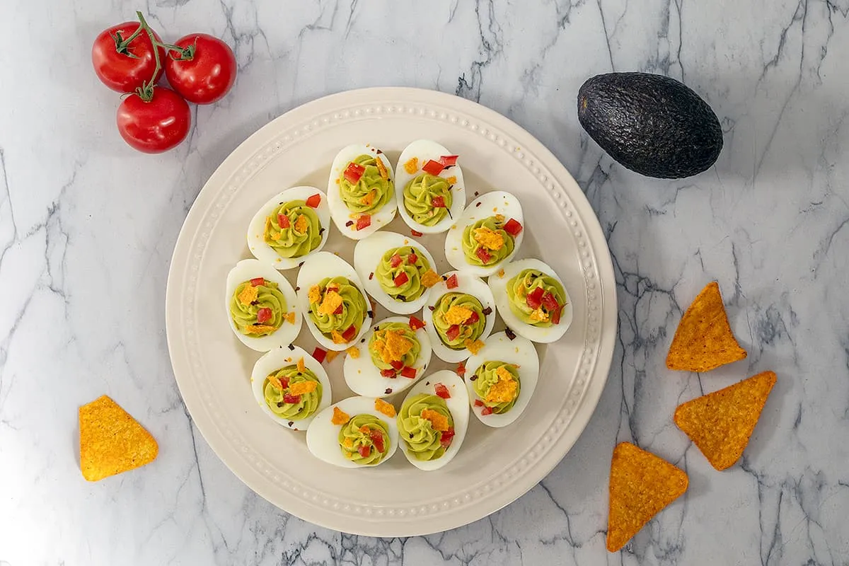 Gevulde eieren met avocado en tomaat
