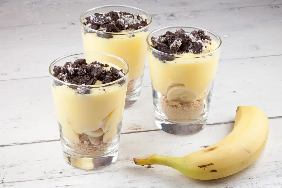 Vanillepudding met banaan en oreo koekjes