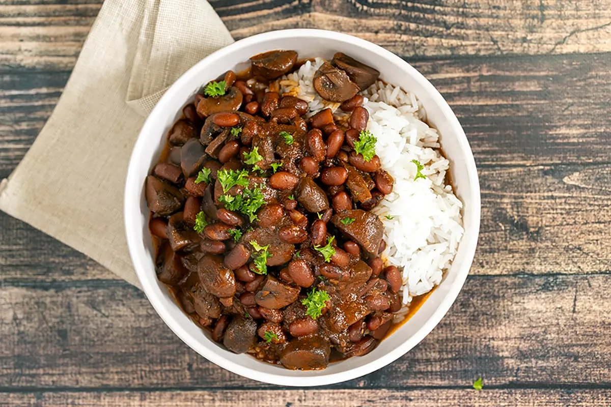 Vegetarische bruine bonenstoof met champignons en tijm