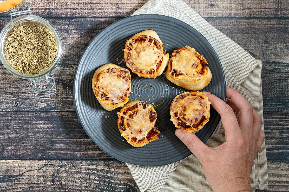 Pizzabroodjes - makkelijke broodjes van pizzadeeg