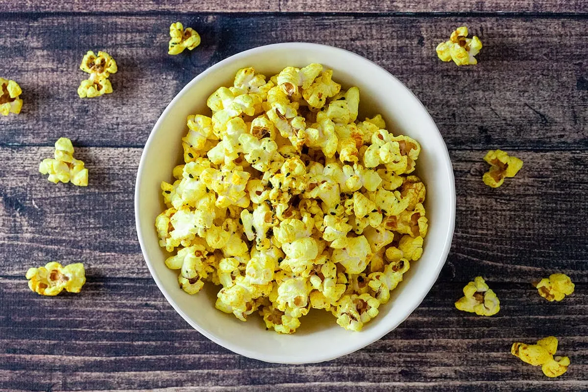 Kruidige popcorn maken op Indiase wijze
