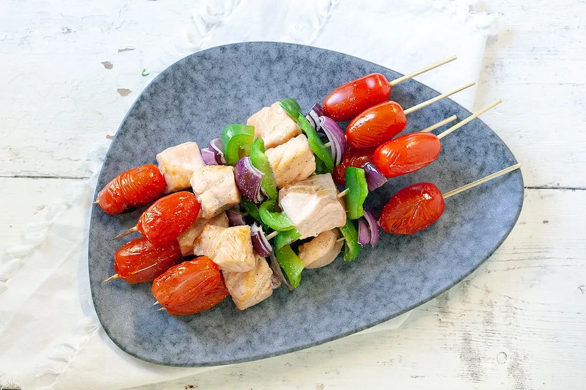 Zalm spiesen van de barbecue