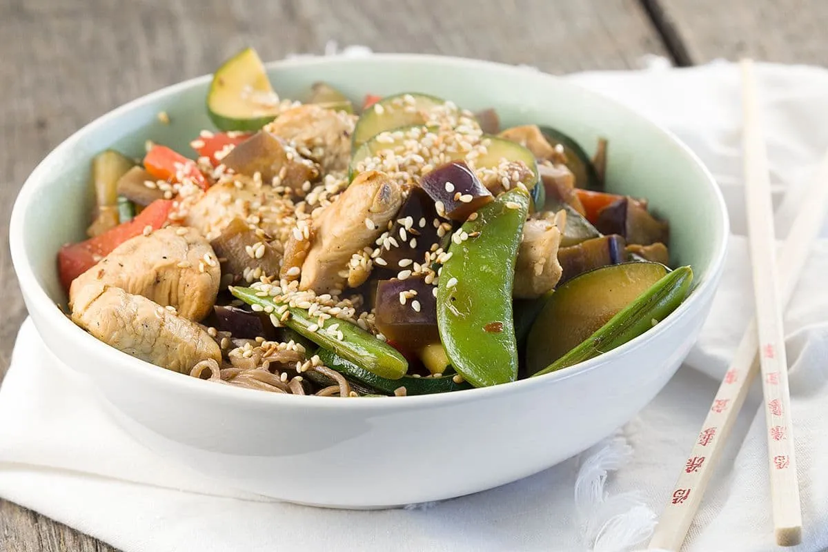 Kip met groenten en sesam uit de wok