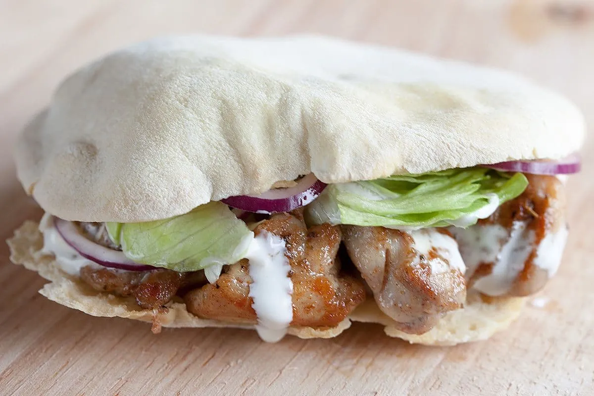 Kipshoarma met pitabrood