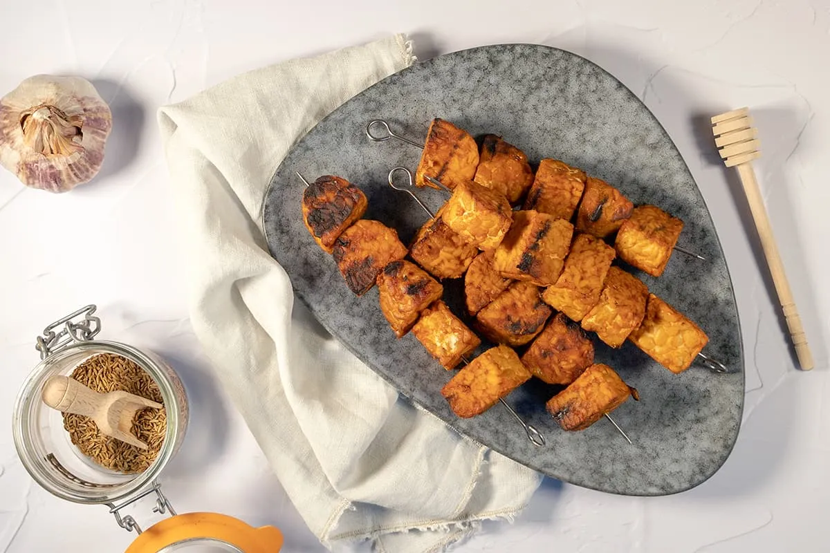 Tempeh spiesjes van de barbecue