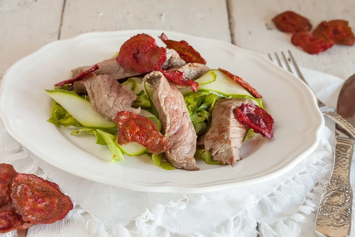 Biefstuk en rode bieten chips salade