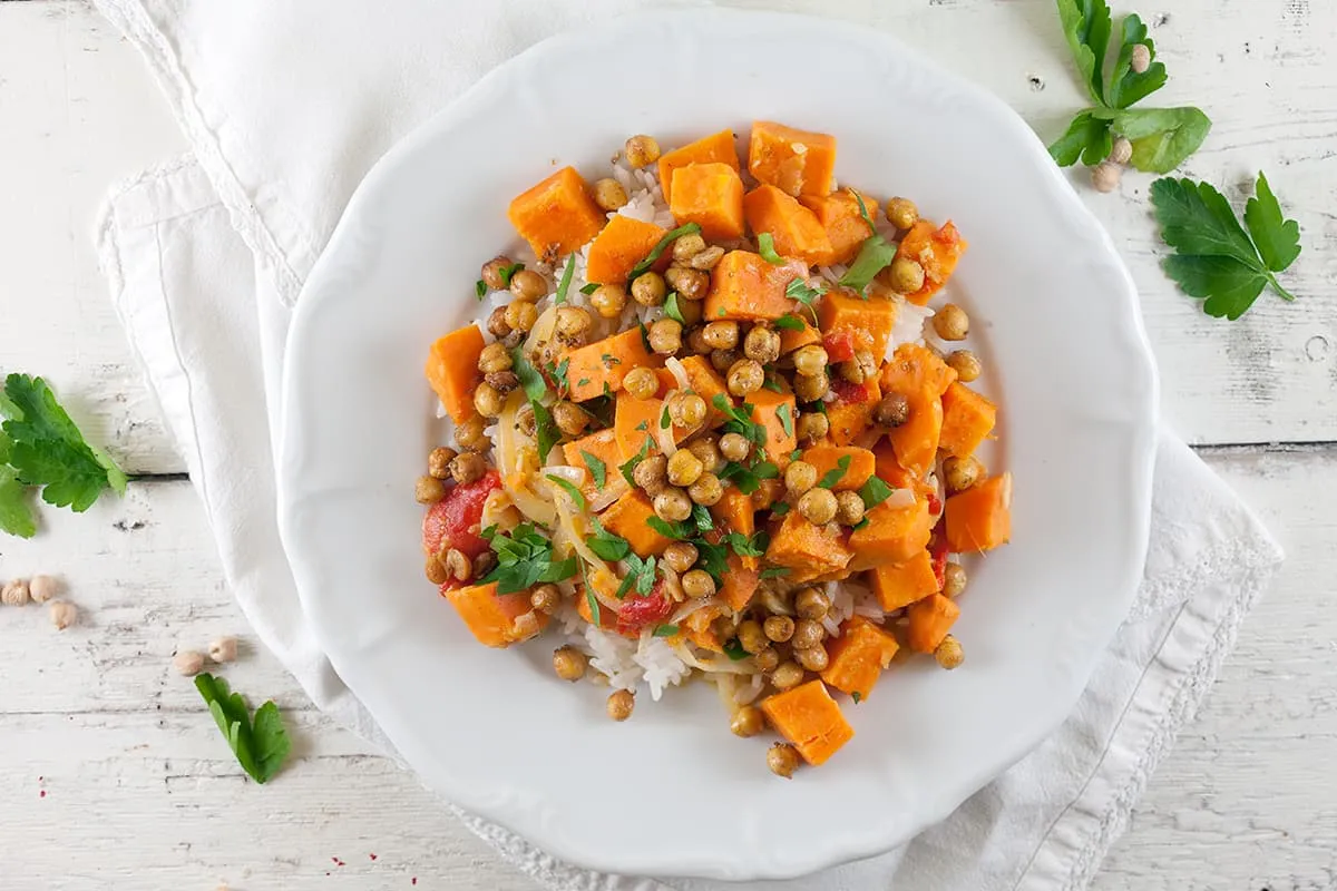Zoete aardappel curry met krokante kikkererwten