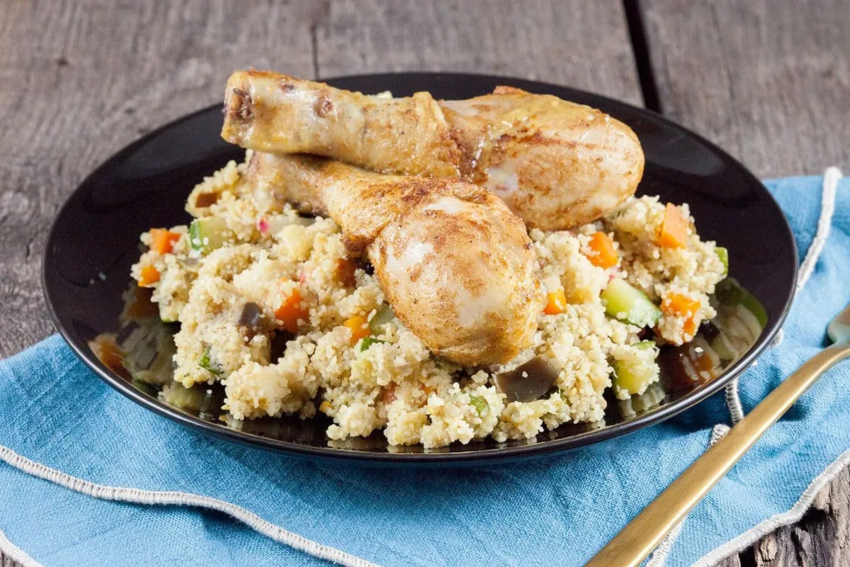 Couscous met groenten en kippenpoten
