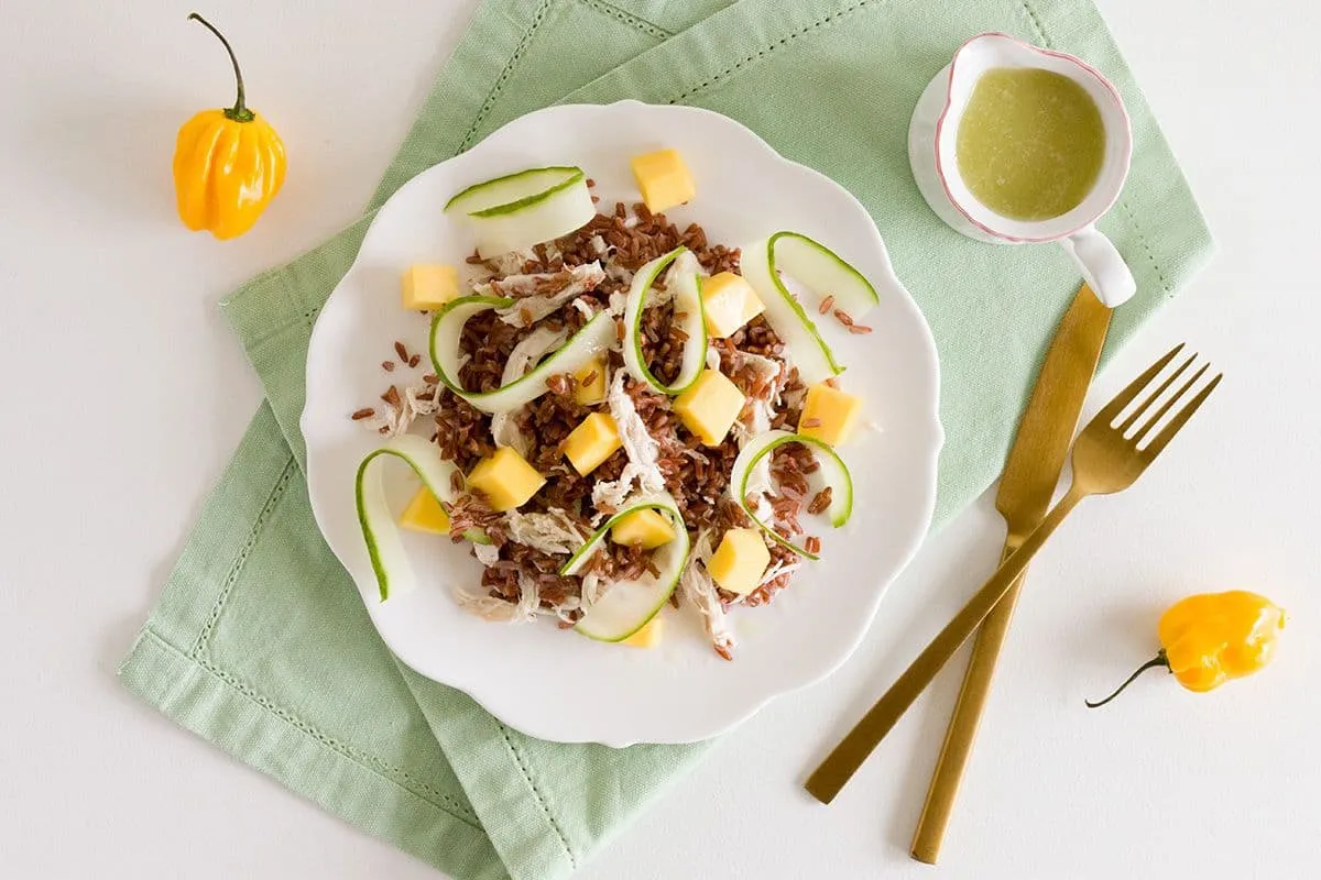 Pittige rode rijst salade met kip en mango