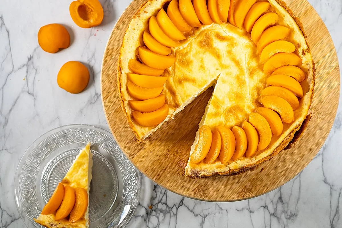Schmandtorte is een klassieke Duitse cheesecake met fruit