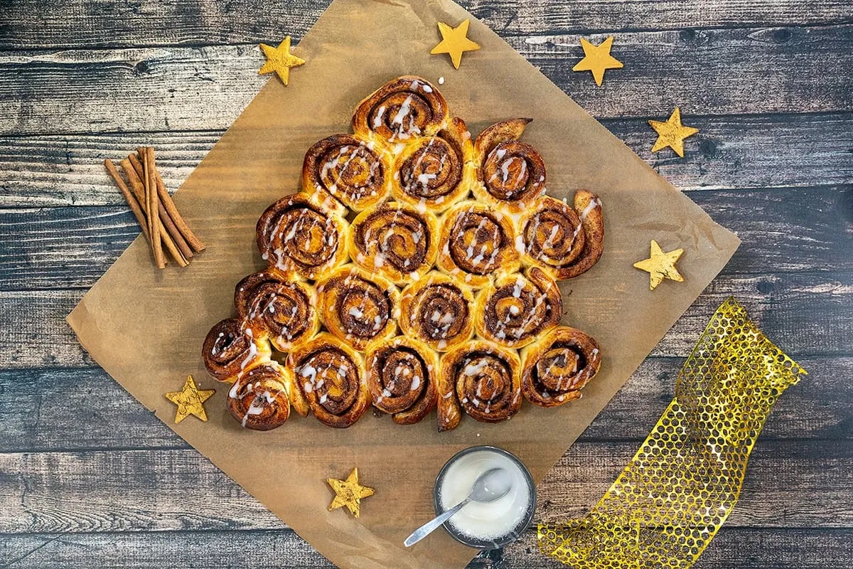 Cinnamon roll kerstboom - leuk voor de Kerstbrunch
