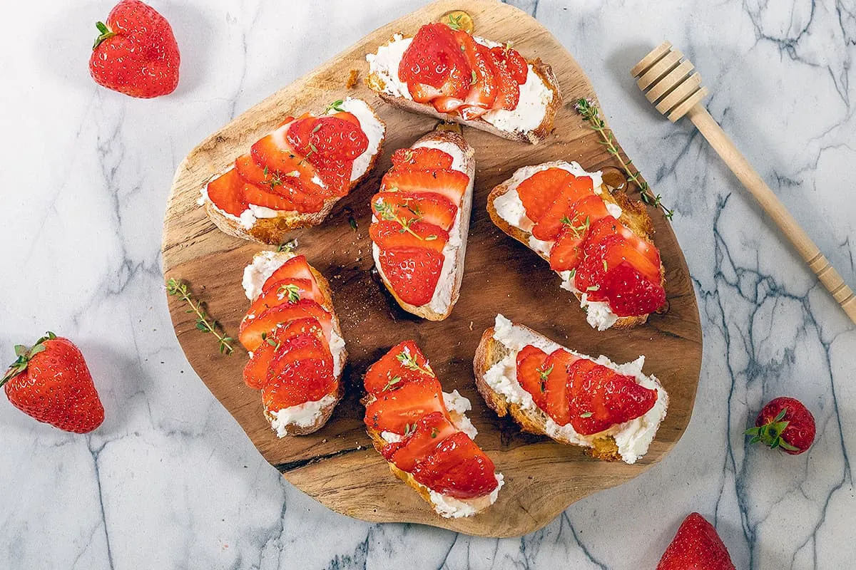 Crostini met geitenkaas en aardbeien is heerlijk hartig en zoet tegelijk!