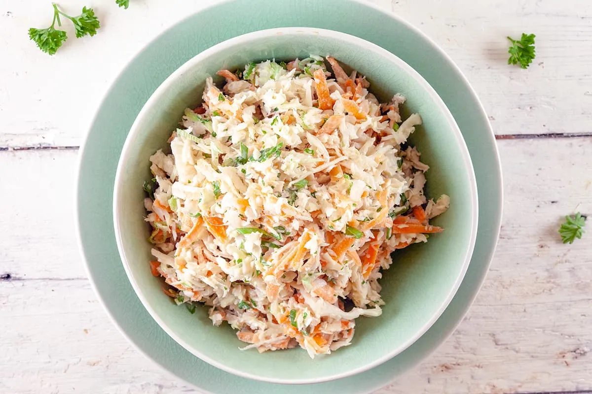 Klassieke coleslaw - Amerikaanse koolsalade en heerlijk als barbecue bijgerecht