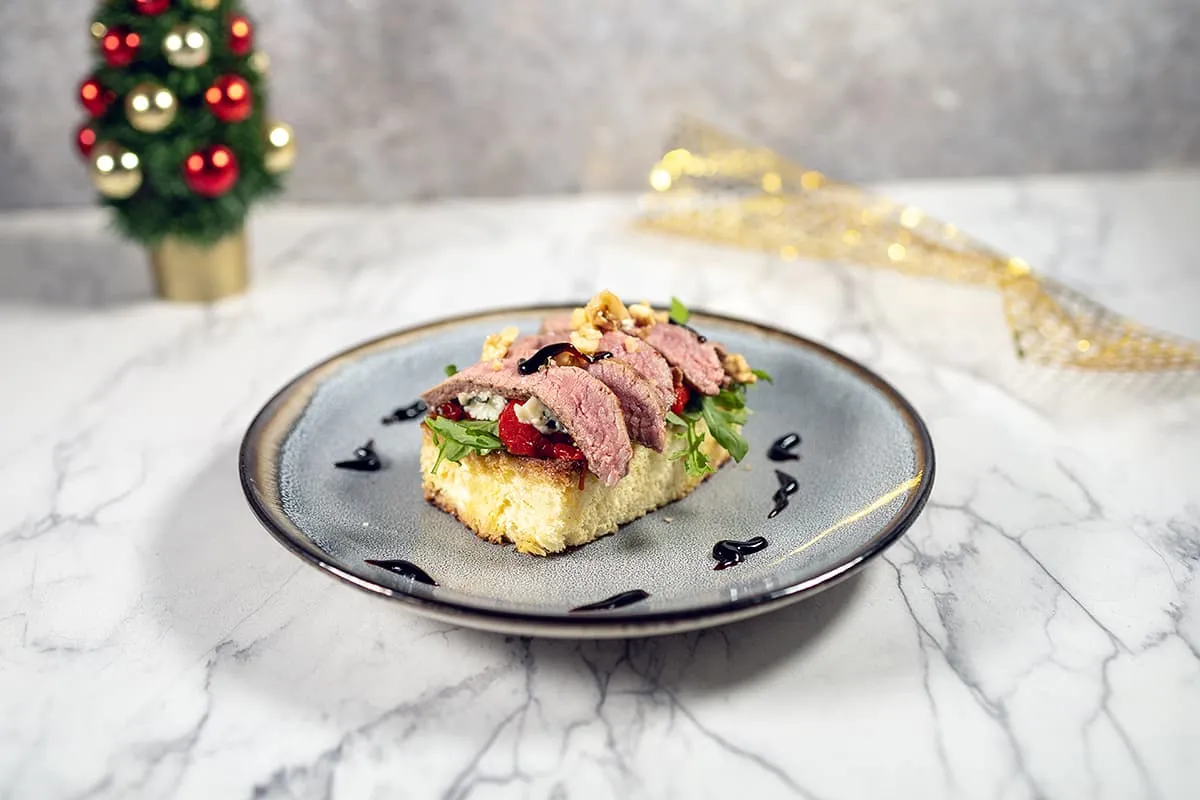 Brioche met biefstuk en blauwe kaas - een feestelijk warm voorgerecht