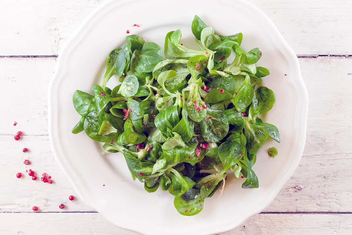 Salade met roze peper dressing