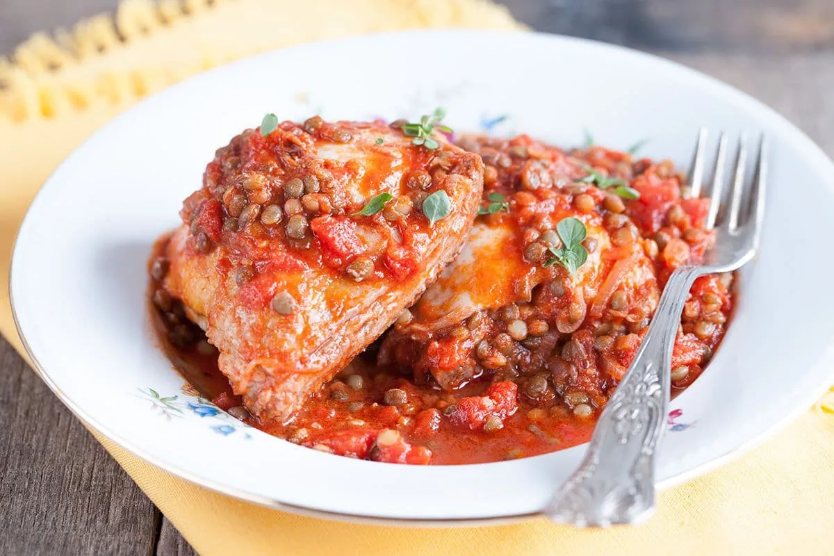 Kip met linzen en tomatensaus