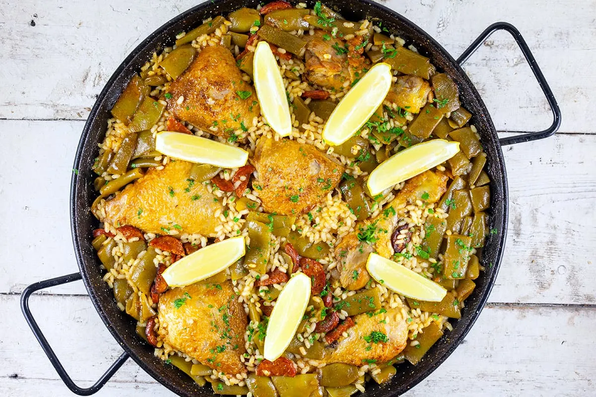Paella met kip en chorizo (makkelijk eenpansgerecht)