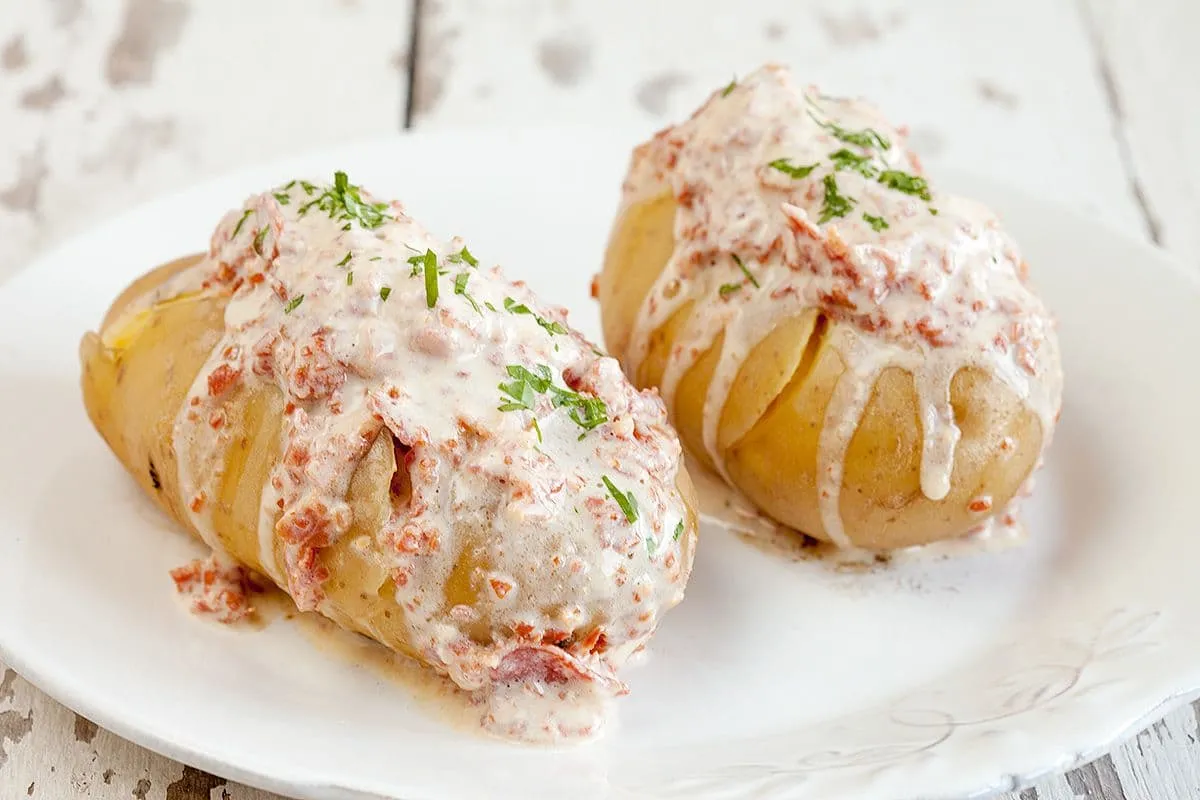Gepofte aardappel met speksaus