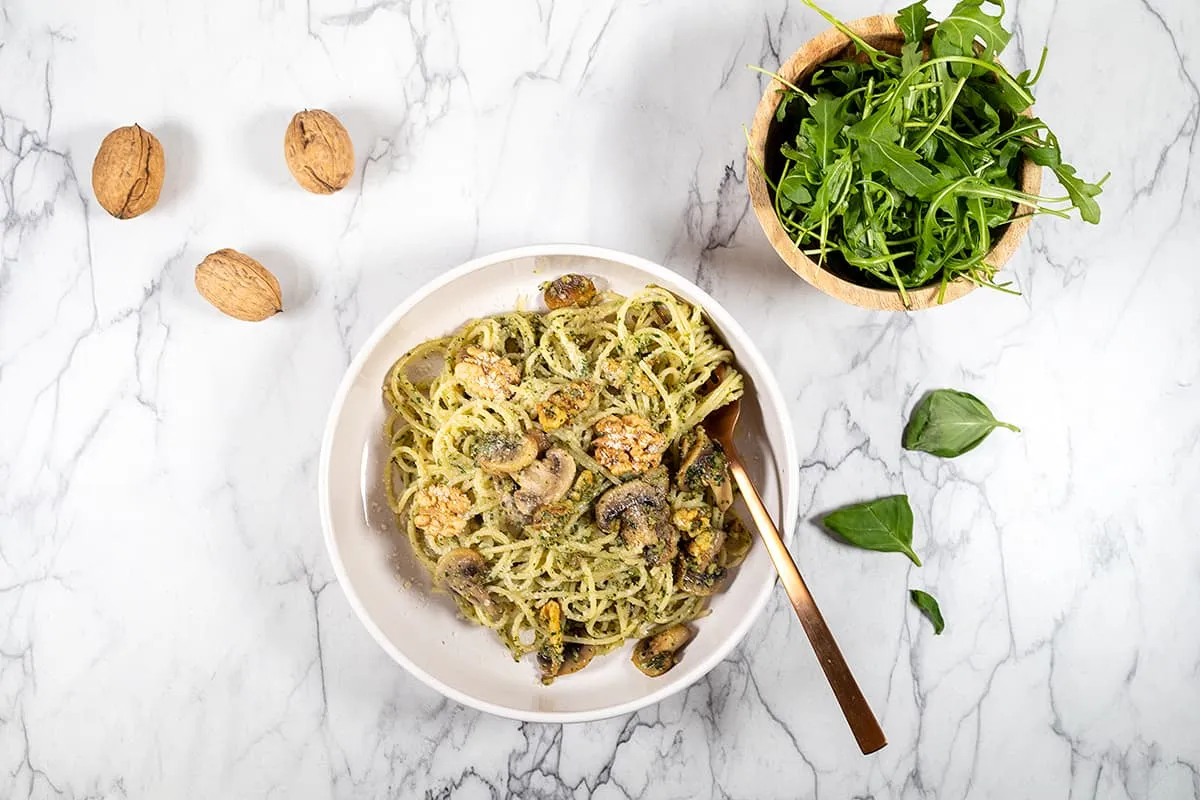 Pasta met walnotenpesto en rucola