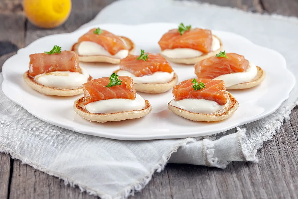 Blini's met zalm en yuzu