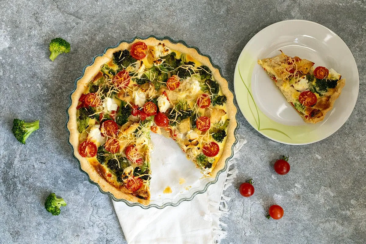Broccoli quiche met kip en paprika