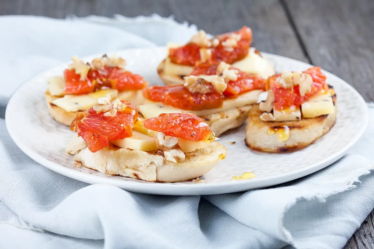 Crostini met truffelkaas en grapefruit