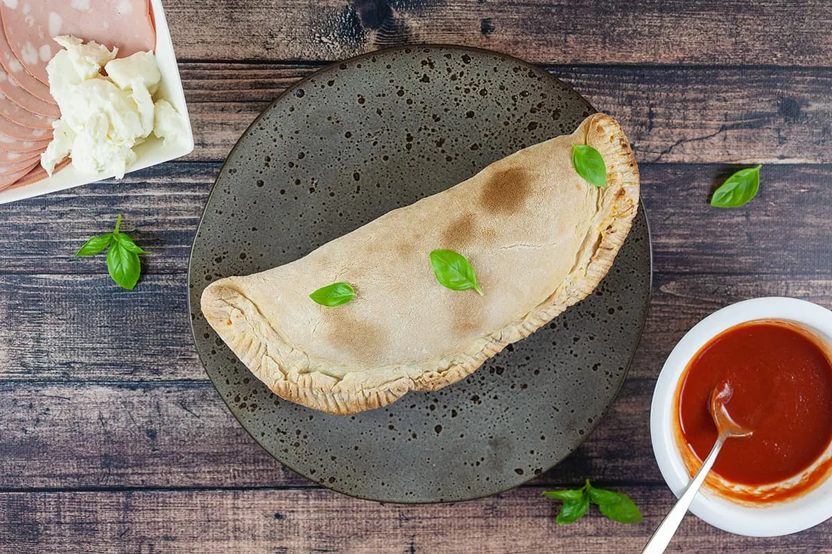 Pizza calzone - dichtgevouwen pizza met lekkere vulling