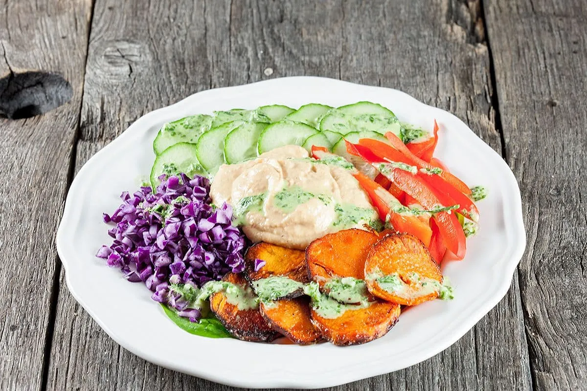 Gebakken zoete aardappelsalade met hummus
