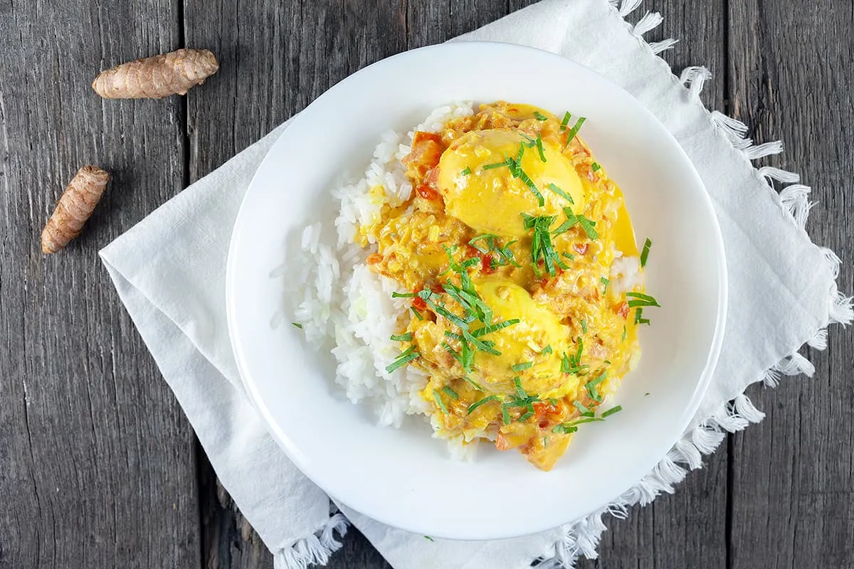 Kruidige eiercurry met verse kurkuma