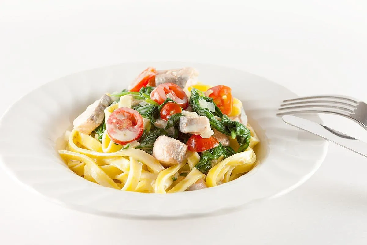 Romige tagliatelle met zalm en spinazie