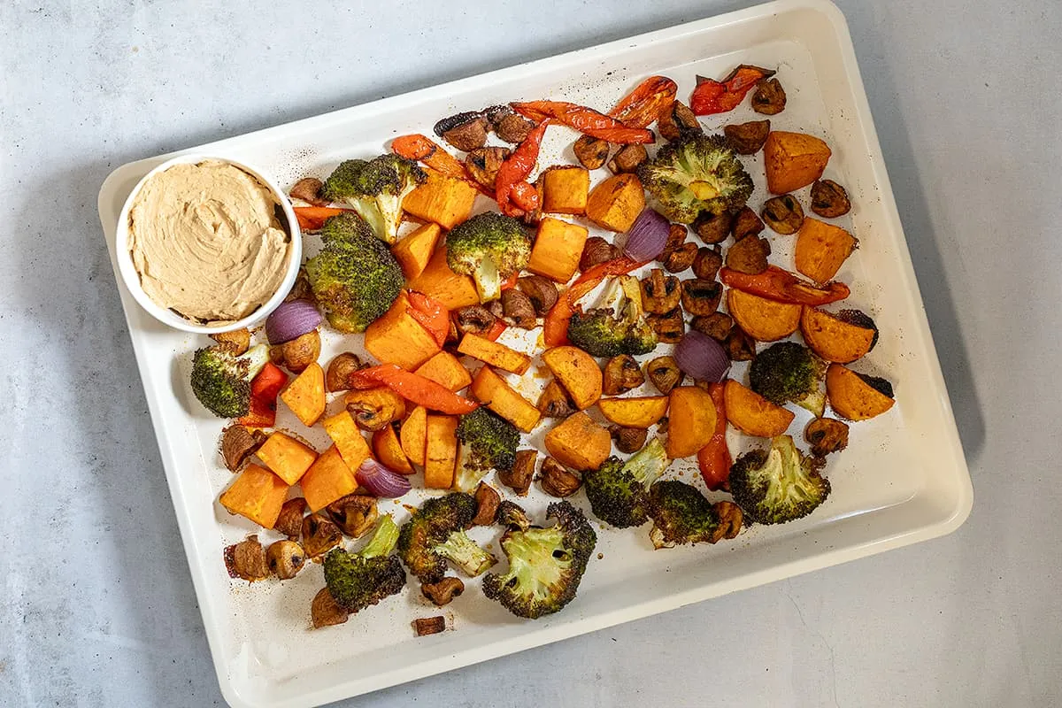 Zoete aardappel traybake - een bakplaat vol groenten