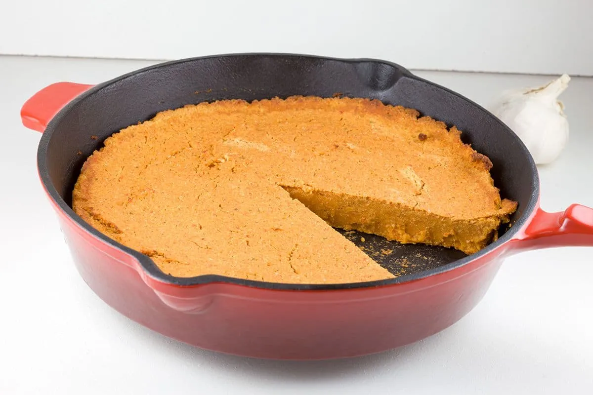 Brood van rode linzen en geroosterde paprika