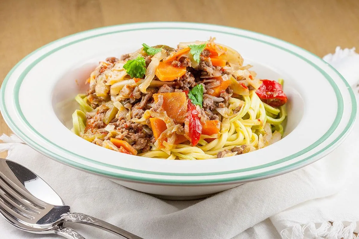 Pasta met geroosterde paprika en gehakt