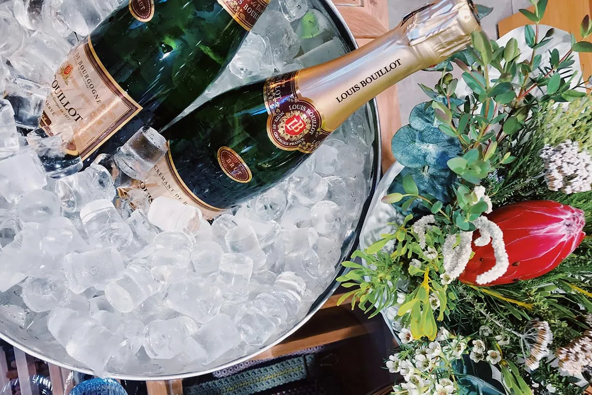 Altijd koel: waarom een ijsblokjesmachine je beste horeca-investering is